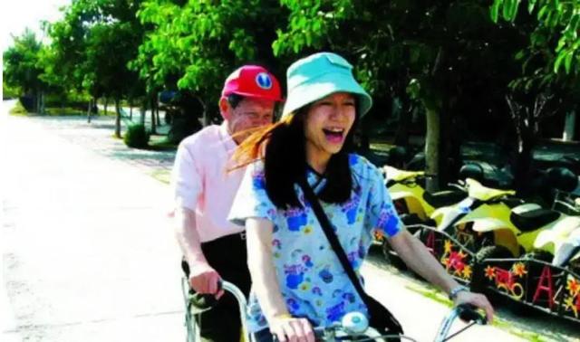 1995年,杨振宁和两任妻子的合影,翁帆19岁,青春靓丽,气质不凡