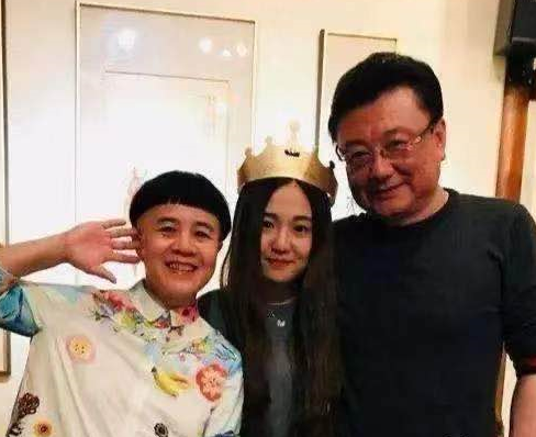 刘纯燕21岁女儿罕曝光!小黑妞逆袭高颜值女神,男友更是高大帅气