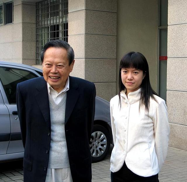 1995年,杨振宁和两任妻子的合影,翁帆19岁,青春靓丽,气质不凡