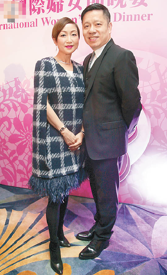 他是慕诗国际创始人,4台衣车起家19岁与太太结婚,3子女皆优秀