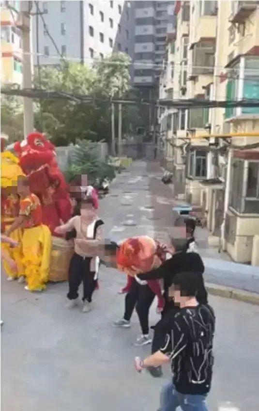 热闻|拍摄者称“新娘被绑电线杆”就是“玩闹”引网友热议,涉事社区回应
