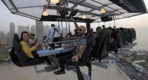 空中餐厅(比利时的空中餐厅，一顿饭人均8888元，椅子可以360度旋转)