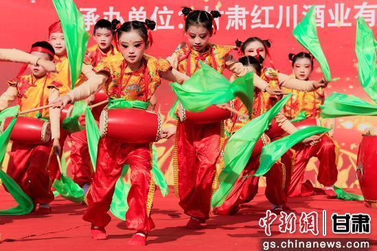 成县“村晚”：文韵流彩 百姓欢颜