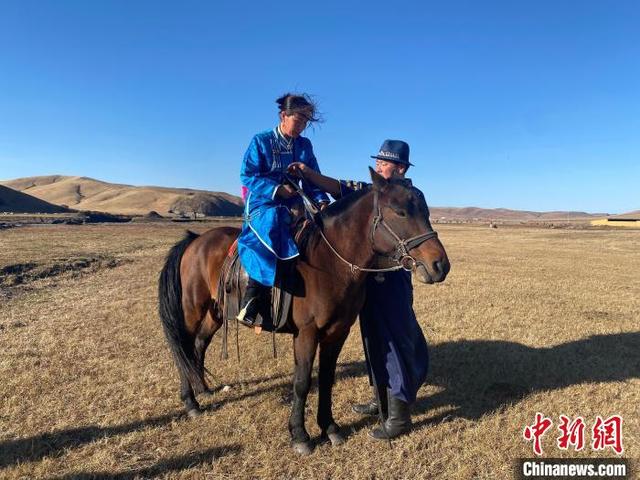 中蒙边境马背上的巡边人:温暖草原 守护故土