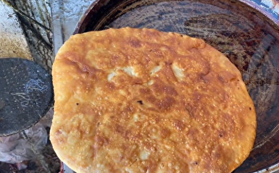 河南濮阳的特色小吃,一个大饼里包5斤肉,14元1斤出锅就抢光