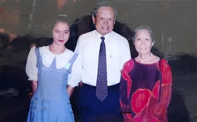 1995年,杨振宁和两任妻子的合影,翁帆19岁,青春靓丽,气质不凡