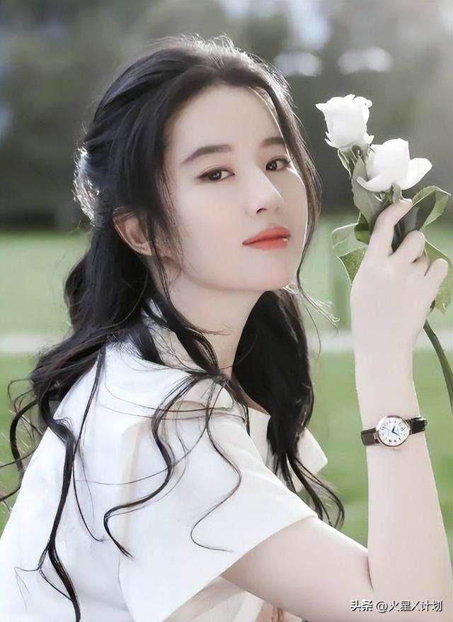 刘亦菲被曝深夜与开豪车帅哥会面,三小时才分开,男方正脸照流出