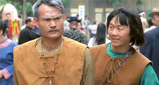 1985年,洪金宝退居幕后,林正英挑大梁,开启了“僵尸片”大时代