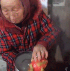 女子在夜店与型男互动,用嘴投喂瞬间引爆全场,围观众女羡慕不已