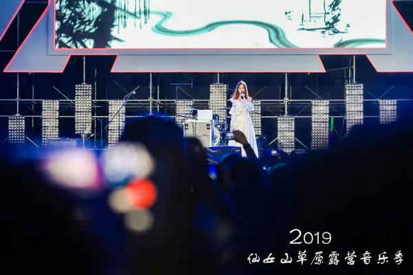 现场万人合唱《千年等一回》高胜美引爆仙女山露营音乐周