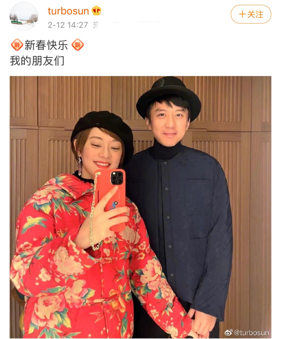 孙俪晒与老公同框照,红色棉袄被嘲土,邓超一脸羞涩细节超甜蜜
