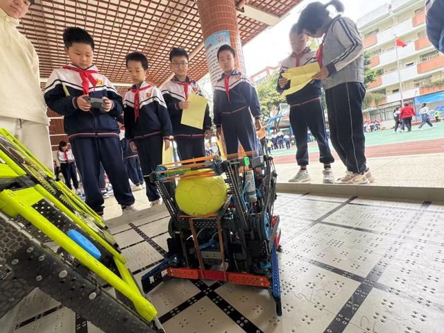 机器狗、哪吒、醒狮齐上阵!广州中小学开学现场“花式整活”→