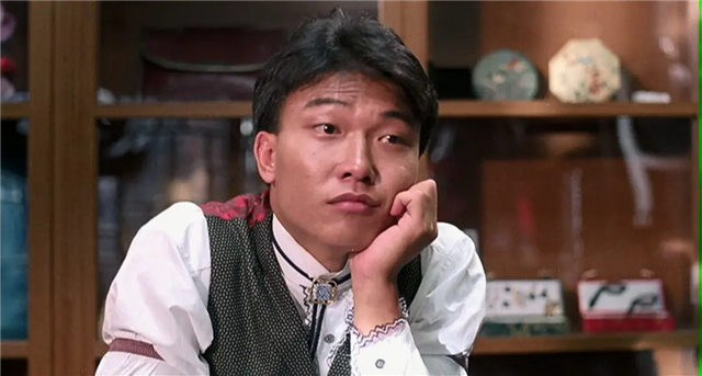 1985年,洪金宝退居幕后,林正英挑大梁,开启了“僵尸片”大时代