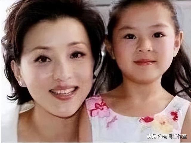 1994年,杨澜和银行职员丈夫离婚,转身嫁给身价100亿的吴征