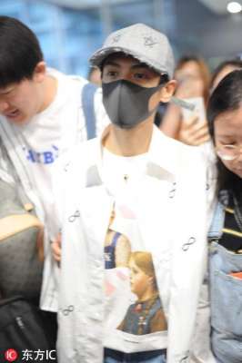 小鱼仙倌(“小鱼仙倌”罗云熙现身遭围堵，剑眉星目仙气萦绕，宛如绝世公子)