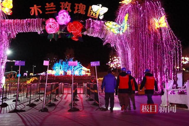“鄂电红马甲”寒夜里开展电力特巡，为迎春灯会保驾护航