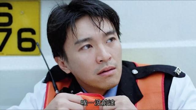 《逃学威龙2》中的洋学生,为什么从班会到黑社会都要入齐?