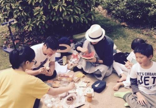 孙楠与妻子潘蔚双双幸福肥很有夫妻相,给老婆夹菜亲吻脸颊超有爱