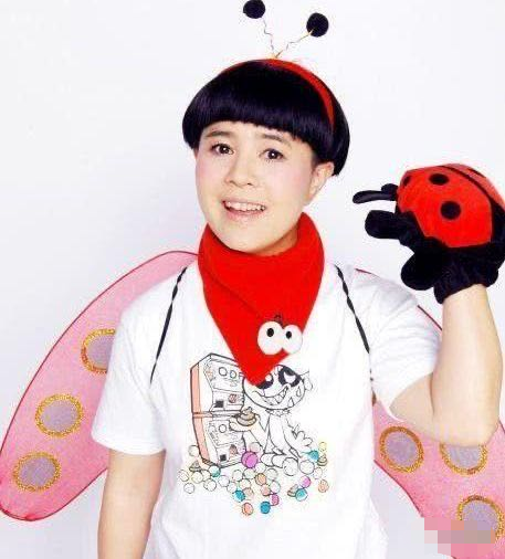 刘纯燕21岁女儿罕曝光!小黑妞逆袭高颜值女神,男友更是高大帅气
