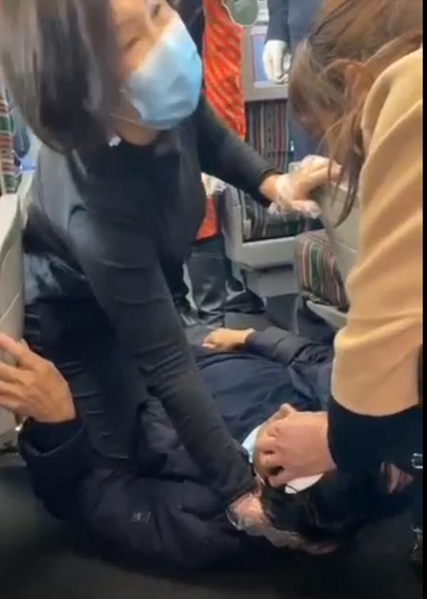 平顶山一女子去新疆参加朋友婚礼,高铁上挺身救了个人
