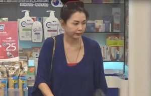 邱淑贞现在(51岁邱淑贞素颜独自现身商场，皮肤松弛显老)