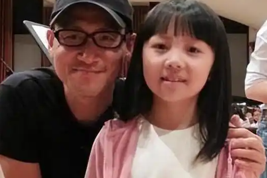 林妙可,丰胸门、陪酒门、炫富门,为啥人们总跟这个小女孩过不去