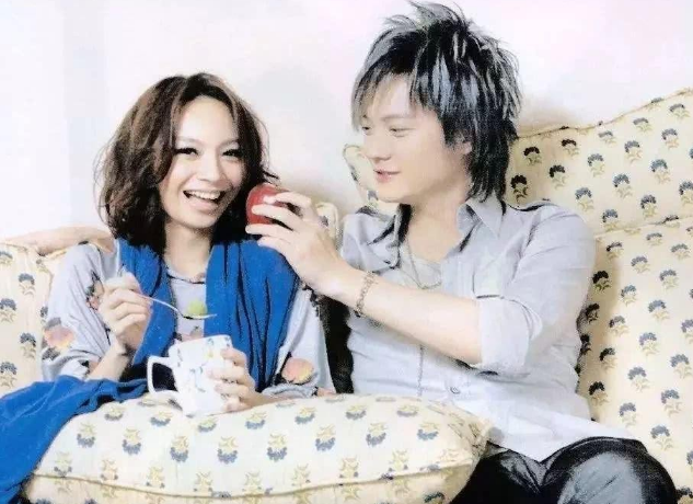 詹雯婷心酸史:从“飞儿主唱”到“被踢出局”,她经历了什么?