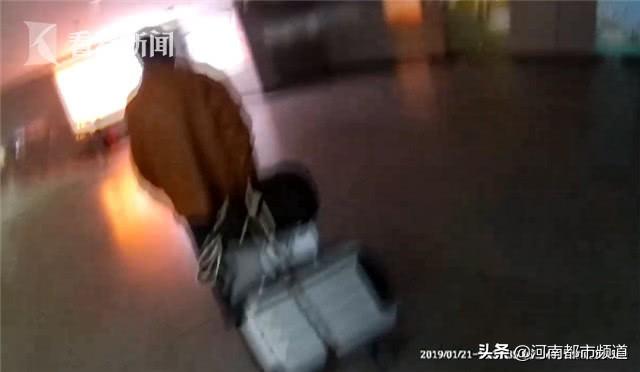 带118 张“小黄片” 返乡被拦!哈尔滨老人:能解闷还能治失眠