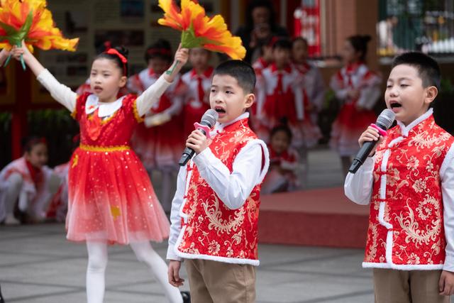 机器狗、哪吒、醒狮齐上阵!广州中小学开学现场“花式整活”→