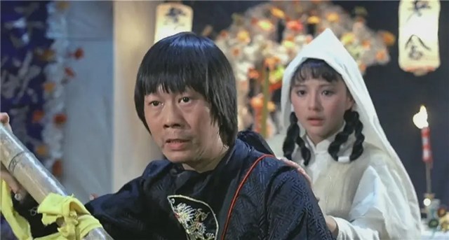 1985年,洪金宝退居幕后,林正英挑大梁,开启了“僵尸片”大时代