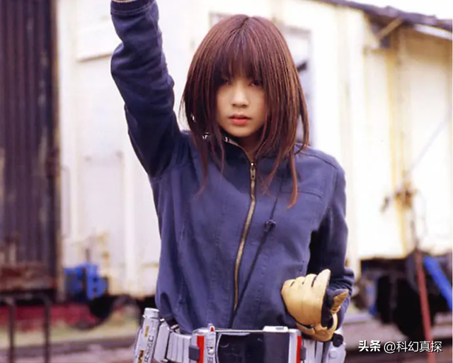 为艺术献身的女星,曾出演假面骑士女主——芳贺优里亚