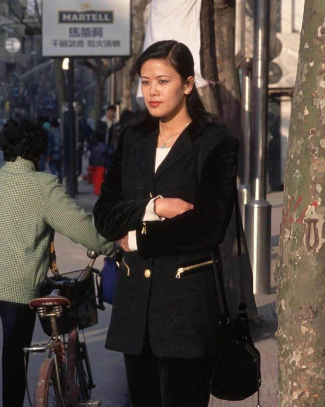 卑鄙龌龊老照片：青楼女子妖娆多姿，妇女露胸喂奶被孩子撕扯衣服