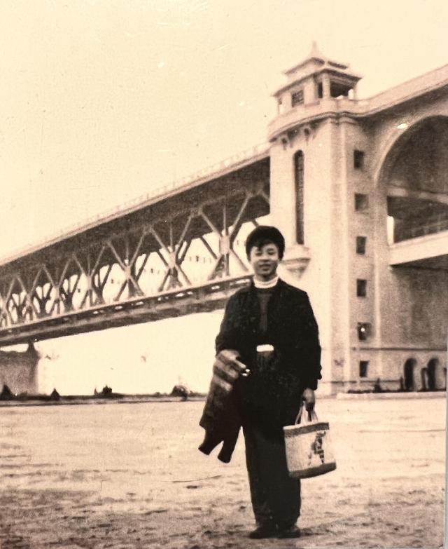 1958年,雷锋在武汉长江大桥留影,那年18岁,慈眉善目,招人喜爱