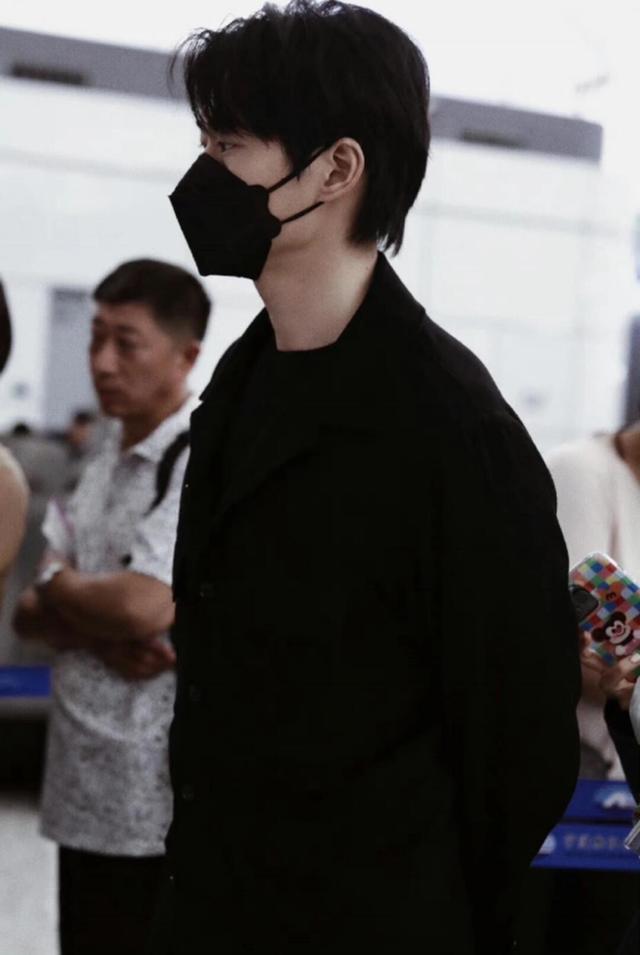 魏大勋张新成机场穿搭都在穿杰尼亚XXX鞋