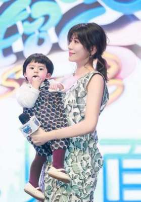 抱妞(四大辣妈比美 贾静雯抱Bo妞胜出 霍思燕美腿抢镜)