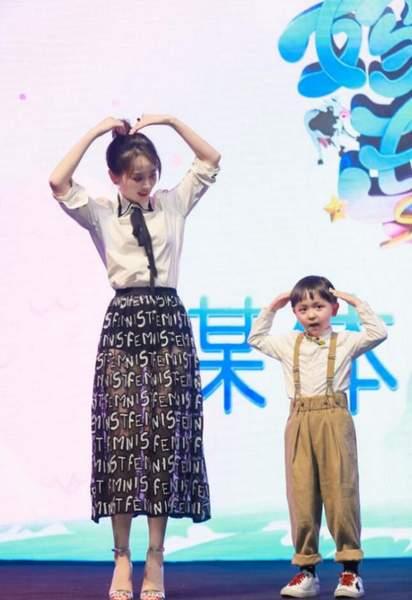 四大辣妈比美 贾静雯抱Bo妞胜出 霍思燕美腿抢镜