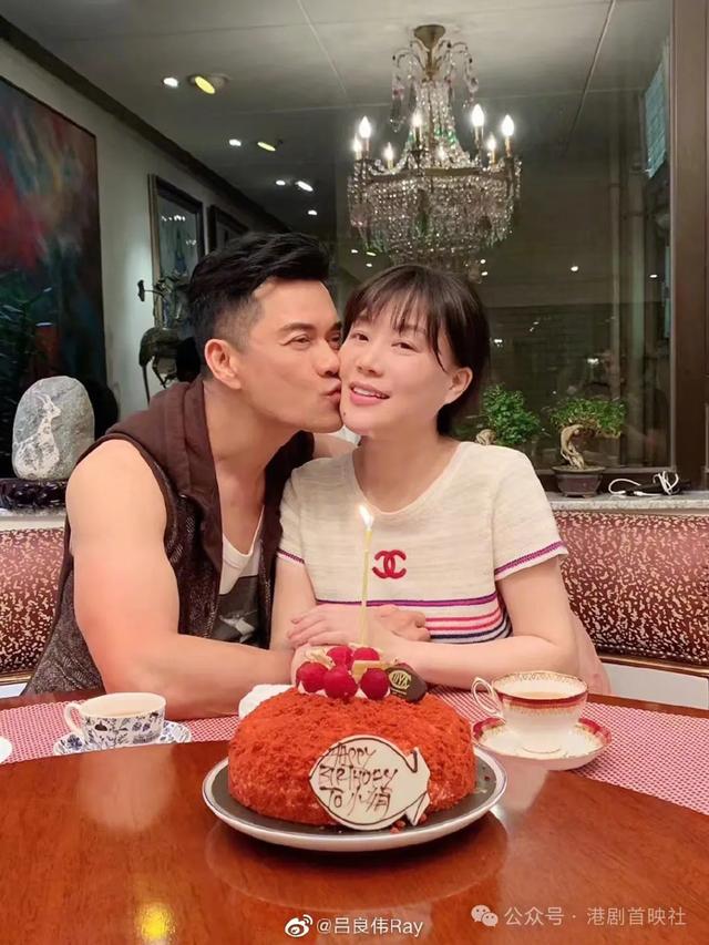 吕良伟手抱鲜花度腊八,娶细13年豪门娇妻后过舒适人夫生活