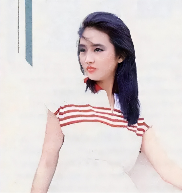 刘德华58岁老婆朱丽倩现身,臃肿显老态,夫唱妇随陪老公开演唱会
