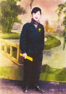 1958年,雷锋在武汉长江大桥留影,那年18岁,慈眉善目,招人喜爱