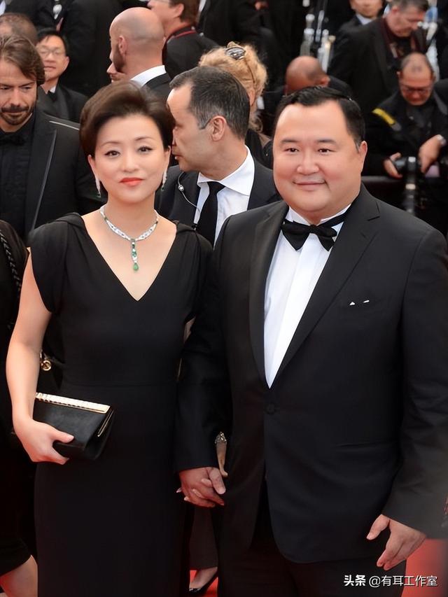 1994年,杨澜和银行职员丈夫离婚,转身嫁给身价100亿的吴征