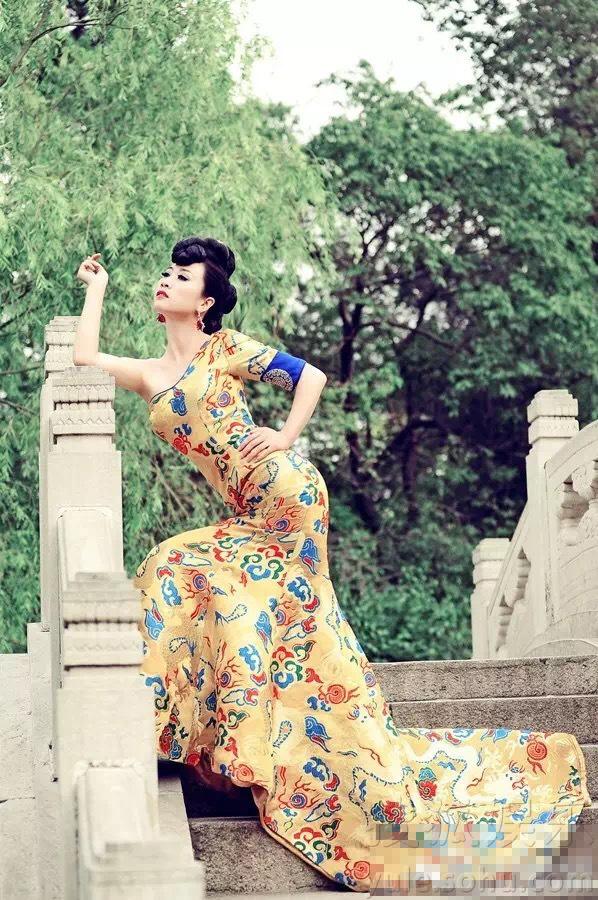 S曲线再现！芙蓉姐姐穿范冰冰的龙袍 不要太美