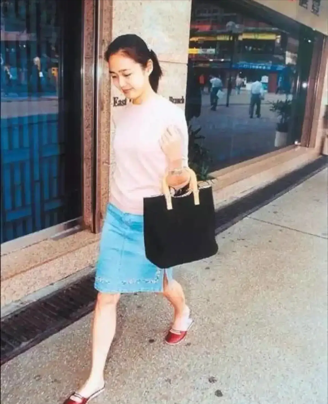 刘德华58岁老婆朱丽倩现身,臃肿显老态,夫唱妇随陪老公开演唱会