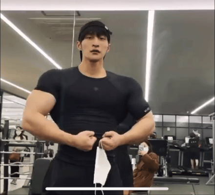 韩国男人的“双开门”身材?他们的肩膀为什么这么宽…