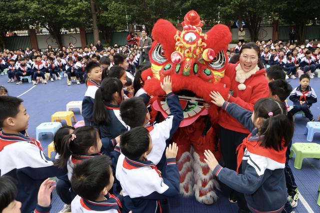 机器狗、哪吒、醒狮齐上阵!广州中小学开学现场“花式整活”→