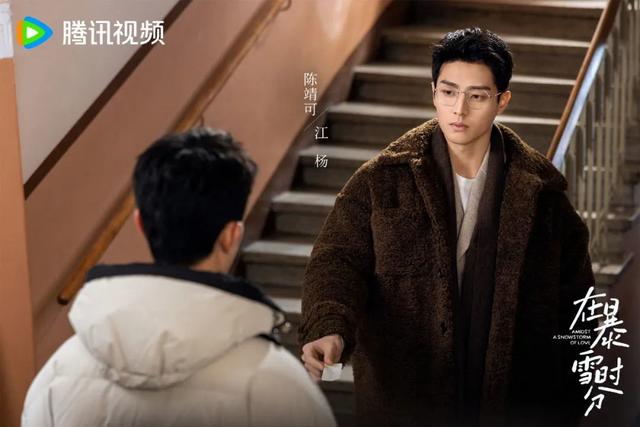 有人靠“性张力”走红,他却凭“人夫感”出圈