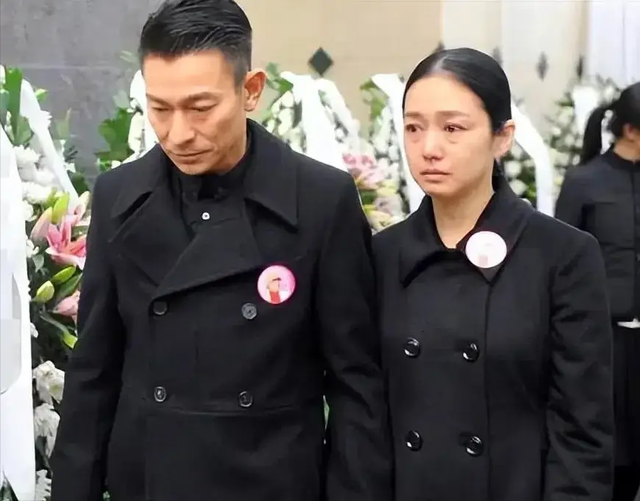 刘德华58岁老婆朱丽倩现身,臃肿显老态,夫唱妇随陪老公开演唱会