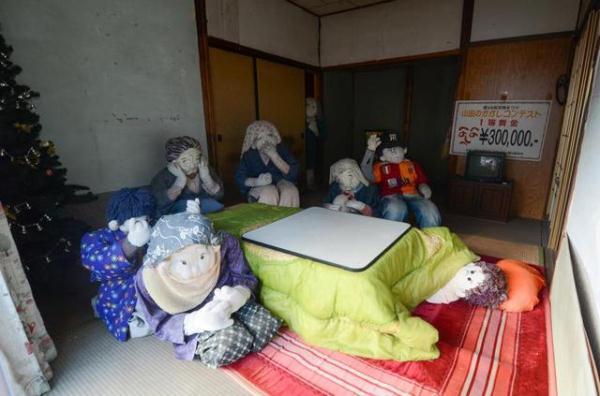 日本村庄人口严重衰减,用数百布偶代替真人营造人气,形同恐怖片