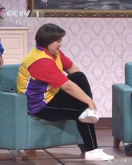 杨幂把腿拧成了麻花,网友:这种坐姿她是怎么做到的?