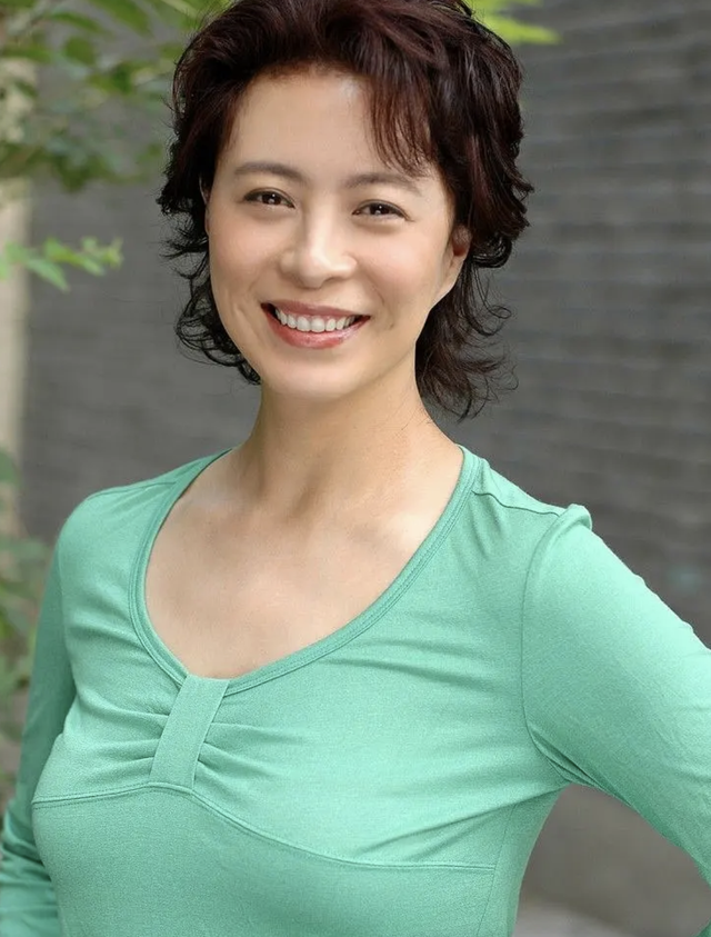 演员刘佳:隐退10年,将父亲骨灰放家中8年,活成了贤妻良母