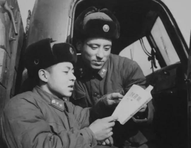 1958年,雷锋在武汉长江大桥留影,那年18岁,慈眉善目,招人喜爱